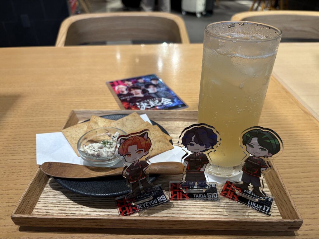 ジンジャーエールハイボールとおつまみの横に並べたアクリルスタンド