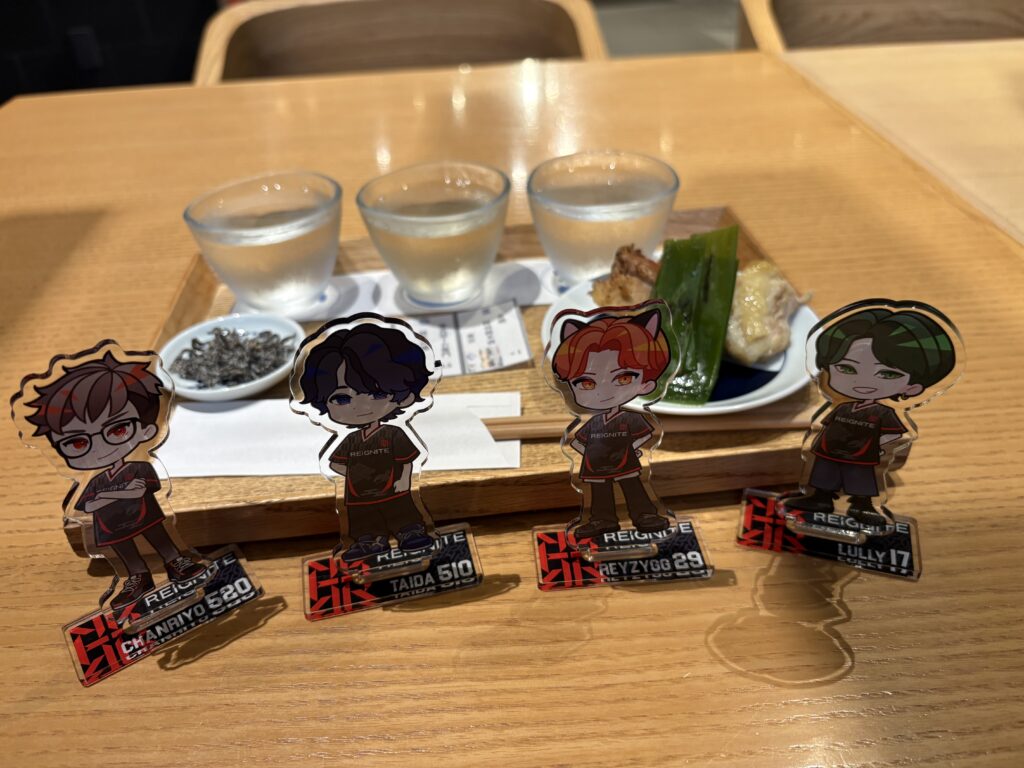 日本酒の飲み比べセットと一緒に並べたアクリルスタンド4体