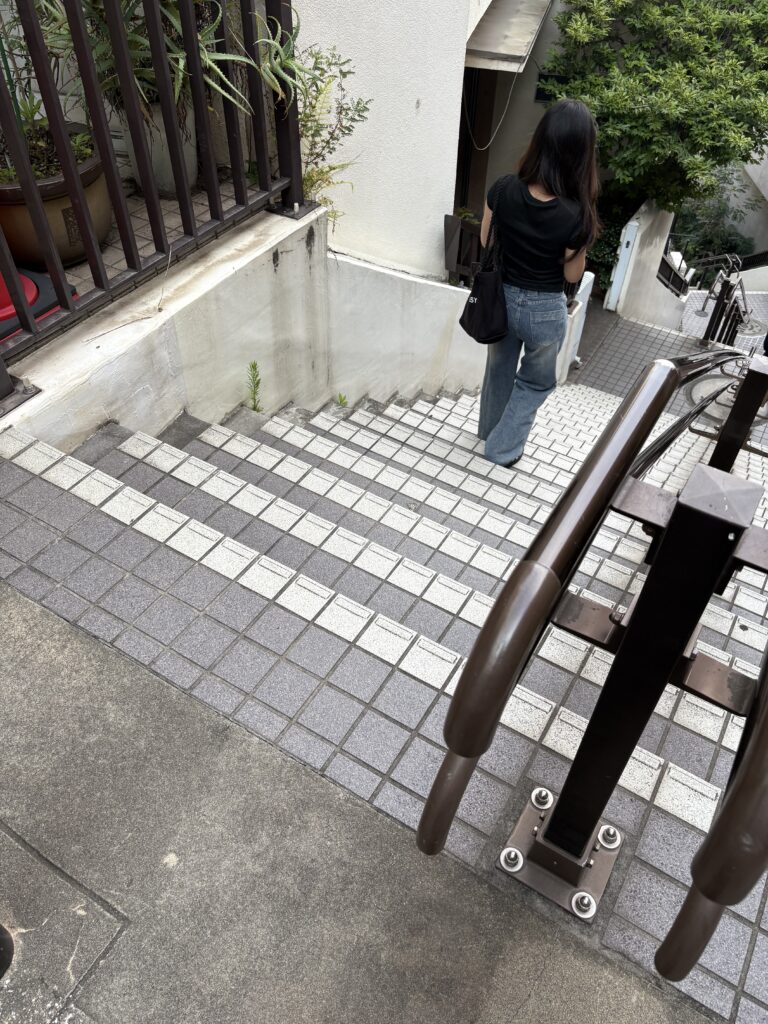 神田明神へ向かう坂道の階段を上る来場者