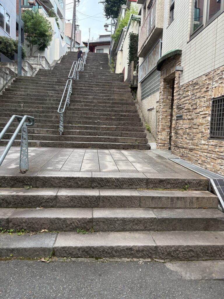 会場周辺の住宅街に続く長い石段
