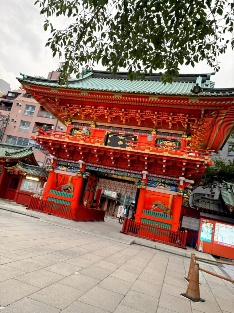 神田明神の朱塗りの随神門