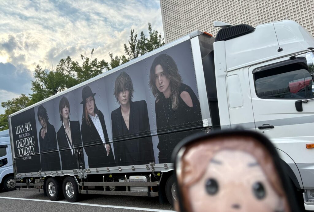 メンバーの写真がプリントされたLUNA SEAのツアートラック