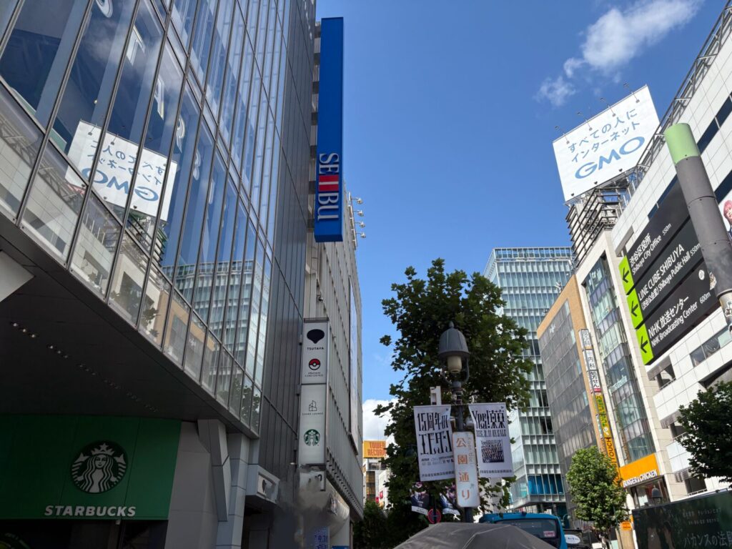 道中②。（奥に見える黄色いタワーレコードより先まで行きます。）
