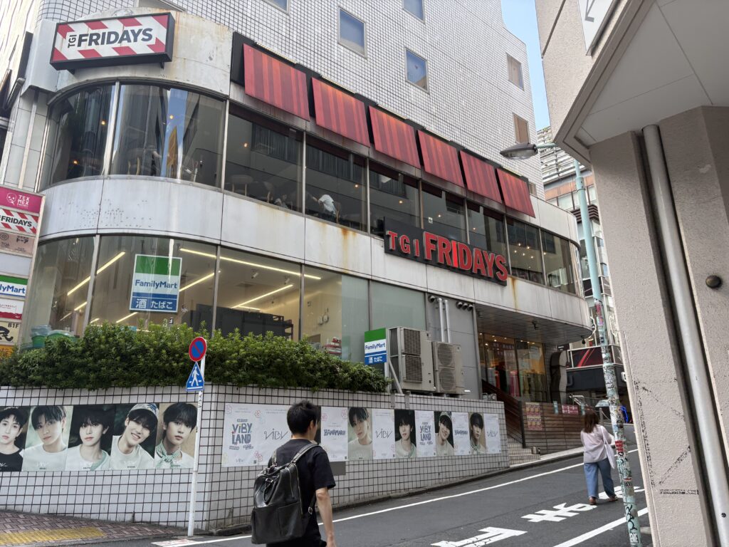 道中⑦。（すぐにファミリーマートが見えるので、右折。）