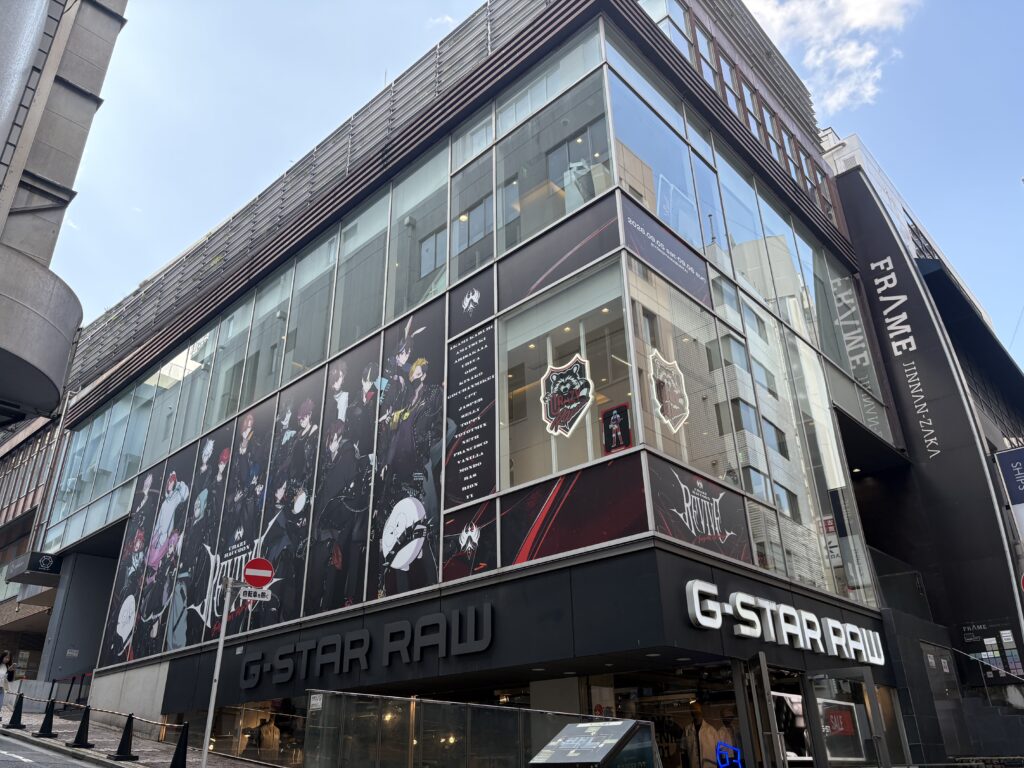 目的のビルが見えてきました。（２階のLANDの外側が！）