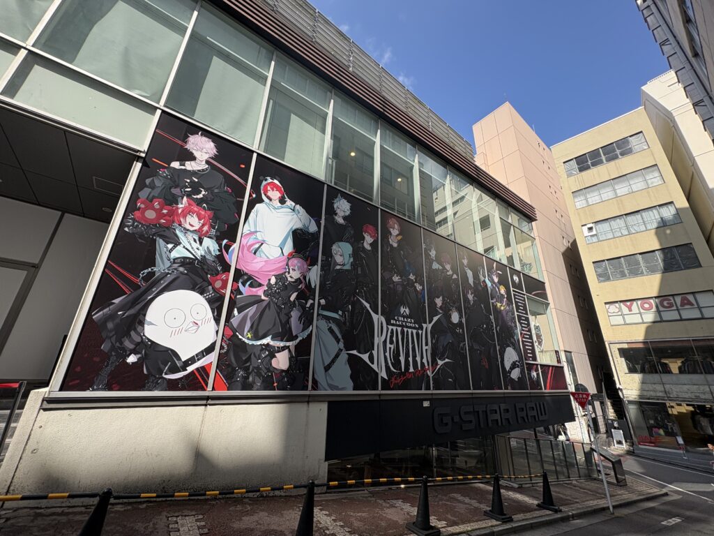 ビル外観。CRAZY RACCOONの巨大ビジュアルが目印です。（写真を撮るためにこっちに来たけど、入り口は向こう。）