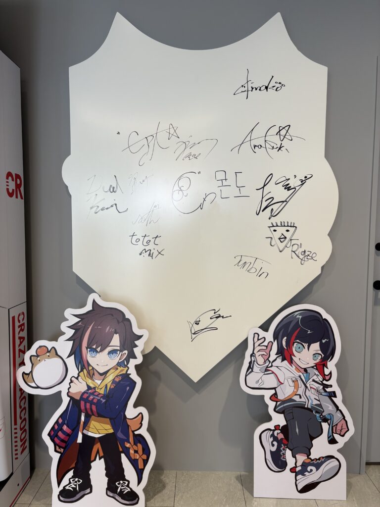 サイン入りボードとキャラクターパネル。（天月さんとURUCAさん）