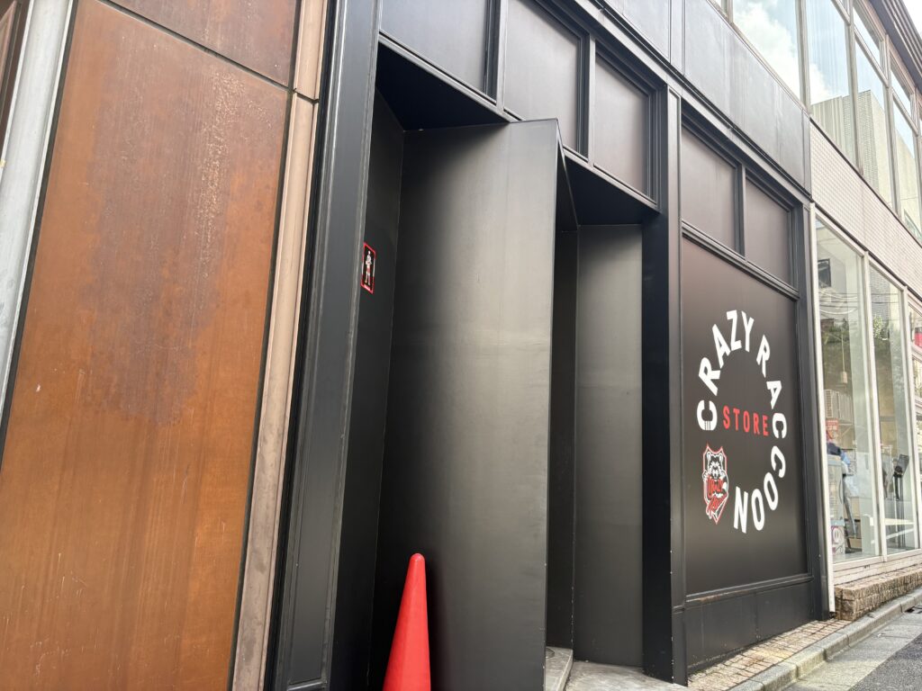 STORE入口。黒い壁と丸いロゴが目印です。