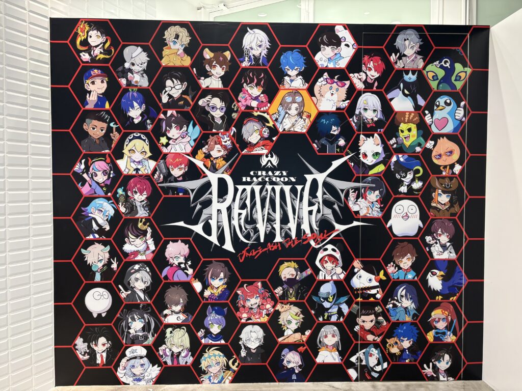 壁一面のキャラクターウォール「REVIVE」。(9月5日(土),6日(日) 横浜BUNTAIにて開催されるオフライン大会のタイトルですね。)