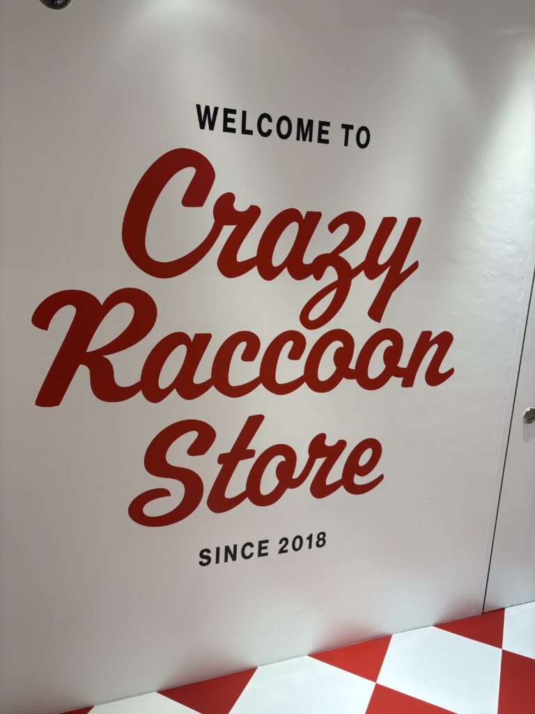地下の売り場へ下りると「WELCOME TO Crazy Raccoon Store」のフォトウォール。