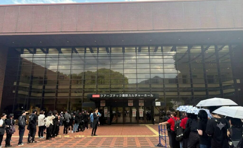 開場を待つ来場者が並ぶ秦野の会場エントランス